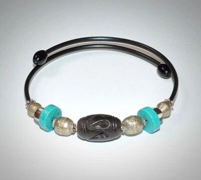 Pulsera de alambre de memoria de hueso africano con detalles de turquesa y plata Foto 1 de 4