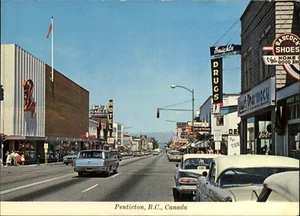 Penticton British Columbia Kanada Downtown Vintage 60er Postkarte Oldtimer - Bild 1 von 2