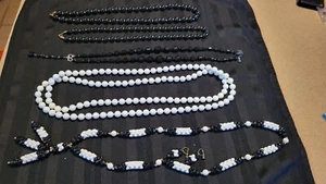 Lote de joyería de disfraz vintage con cuentas en blanco y negro de hebras individuales cáscaras puka - Imagen 1 de 12