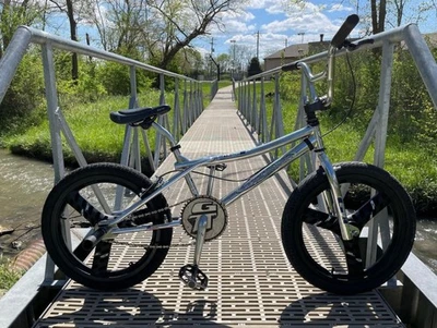 GT Chrome Performer Stealth Mag 1998 ruedas, vástago de pistón, tija de sillín trasera oscilante Foto 1 de 3