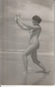 TIRAGE PHOTO PHOTO CARTE AMATEUR ARGENTIQUE CPA 1960 FEMME NUE SUR LA PLAGE NU - Imagen 1 de 2