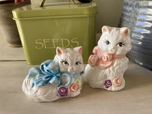 New Ceramic 2 Cats with Bows & Flowers Salt & Pepper Shaker Set Never Used - Picture 1 of 9