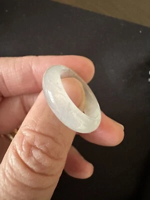 Un anillo de jadeíta 100 % natural (tipo natural A) Foto 1 de 4