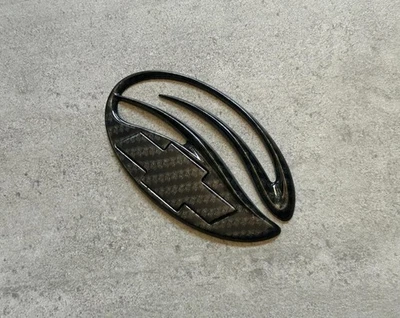 Maleta trasera Chevy Malibu 97-03 efecto fibra de carbono emblema logotipo insignia original OEM Foto 1 de 2