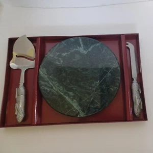 Authur Court 8" Round Green Marble W/ Bunny Knife & Cheese Slicer - Picture 1 of 6