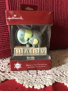 2018 Hallmark Ornament Baby’s 1st Christmas Elephants Block Ornament Neu im Karton - Bild 1 von 3
