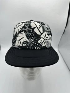DA KINE HAWAII Truckermütze Blumenmuster verstellbar Druckknopflasche schwarz/weiß - Bild 1 von 10