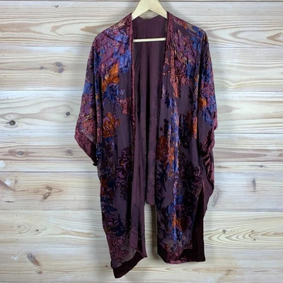 Quimono Burnout Velvet envoltório aberto feminino OS floral marrom caprichoso escuro romântico - Imagem 1 de 4