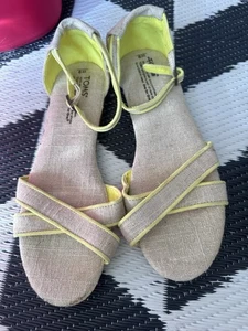 Tom’s Sandalen Damengröße 9 hellbraun & gelb  - Bild 1 von 9