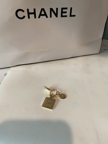 CHANEL Charm mini ciondolo bottiglia profumo con chiusura logo CC su catena