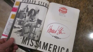 LIBRO HOWARD STERN AUTOGRAFIADO EDICIÓN ESPECIAL CON BESO CERTIFICADO (SANTO GRIAL) - Imagen 1 de 5