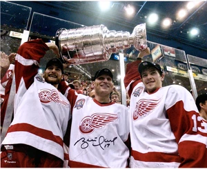 Brett Hull Detroit Red Wings Signed 16x20 Raising Cup Photo - Picture 1 of 1