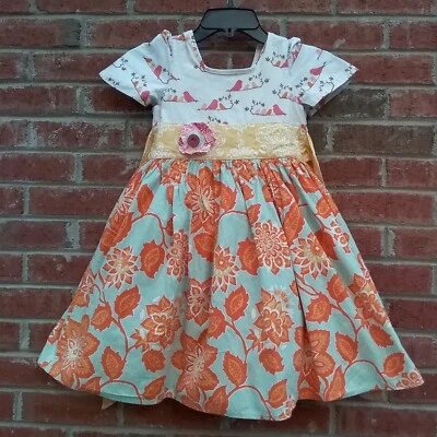 Vestido de jardín para niñas Moxie & Mabel muchos tonos de color floral y pájaros botón rosa Foto 1 de 4