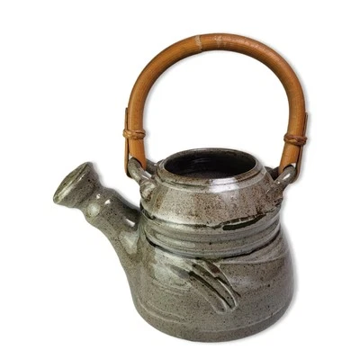 Lata de riego verde de gres firmada cerámica de estudio de arte con mango de bambú Foto 1 de 4