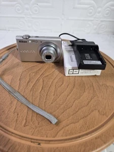 Nikon Coolpix S203 10,0 megapixel fotocamera digitale compatta 3x zoom ottico argento caricatore - Foto 1 di 21