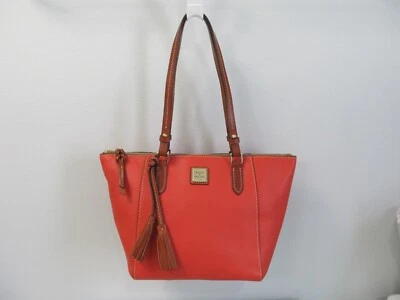 Bolso de Hombro Dooney & Bourke Maxine en Cuero Guijarro Salmón Usado en Excelente Condición Foto 1 de 4