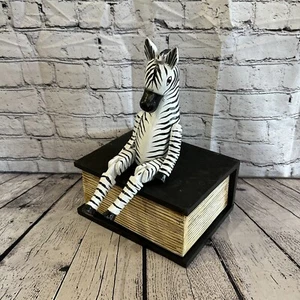 20 cm schwarzes sitzendes Zebra Tier, Holzregal Ornament Handarbeit & Fairtrade - Bild 1 von 11