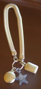 Vintage * GOLDFARBENES FISCHGRÄT-ARMBAND MIT 3 CHARM-HÄNGER * 7" BEZAUBERND X-ZUSTAND - Bild 1 von 6