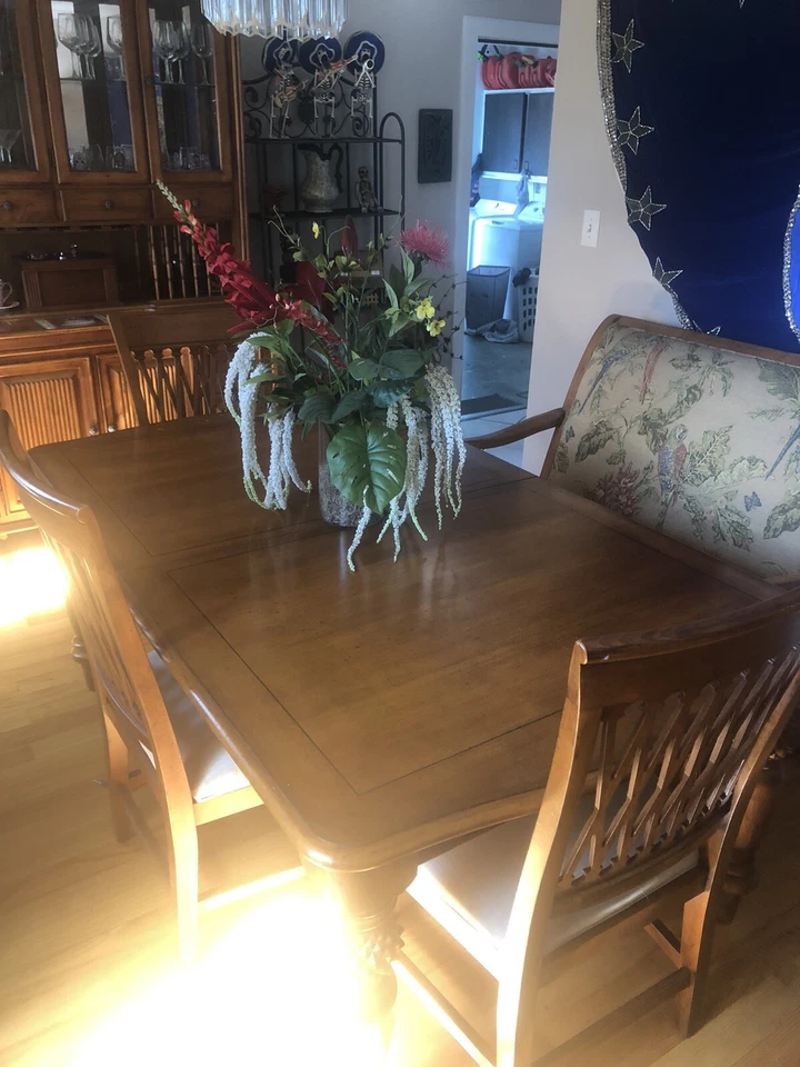 Juego de muebles de comedor Foto 1 de 4