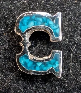 Vintage Metall Buchstabe C mit Harz blau Hut Pin Größe 3/4" L x 1/2" B - Bild 1 von 1
