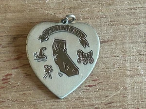 Kalifornien herzförmige Anhänger Anhänger ANHÄNGER Medaille Reise Souvenir Film Kamera Wagen Vintage - Bild 1 von 24