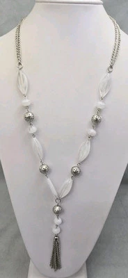 Collar Lariat Avon Blanco Lucite Remolino Cuentas Metal Filigrana Borla Doble Cadena Foto 1 de 4