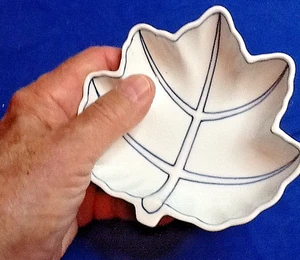 CERAMIC LEAF SHAPED DISH FOR TRINKET OR APPITIZERS WHITE W/ BLUE LINES 102625C - Picture 1 of 5