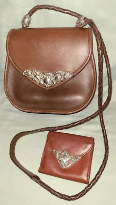 Bolso de montar pequeño de cuero marrón Brighton estilo monedero con correa de hombro trenzada Foto 1 de 4