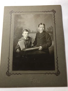 1880er-90er FOTO VON 2 JUNGEN MIT EINEM XYLOPHON - Bild 1 von 3