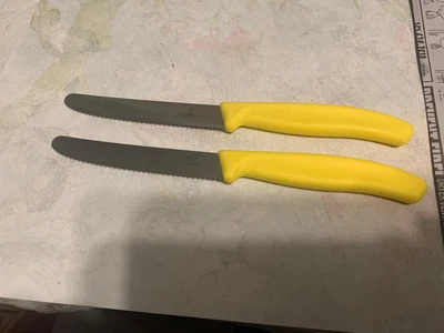 (2 cuchillos para carne Victorinox hechos en Suiza hoja dentada de acero inoxidable, mango rubio Foto 1 de 4