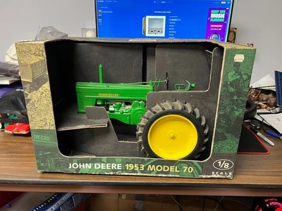 1/8 SCALE ERTL JOHN DEERE TRACTOR 1953 MODEL 70 NARROW FRONT WITH BOX E2 - Image 1 of 4