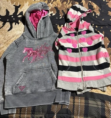 2 件女孩女牛仔五金和小马尾毛衣 5-6 码 — 第 1/3 张图片