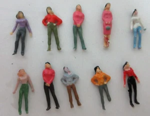 HO SCALE 9 WOMEN VARIOUS POSITIONS & OUTFITS no box - Picture 1 of 1