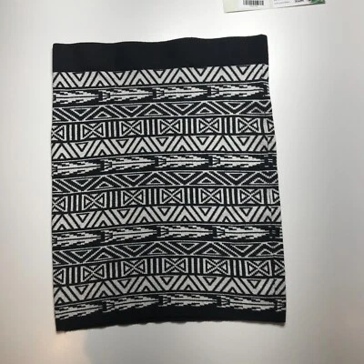 Mini Falda Suéter Forever 21 Contemporánea Negra Blanca Patrón Tribal Talla Mediana Foto 1 de 4