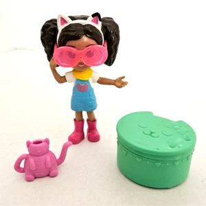 Gabby's Casa de Muñecas Flor-Riffic Jardín Fiesta Muñeca con Gafas de Sol y Lata de Jardín - Imagen 1 de 9