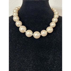 Faux Pearl Knotted 18” Necklace w/Rhinestone Encrusted Magnetic Closure 8mm-20mm - Bild 1 von 4