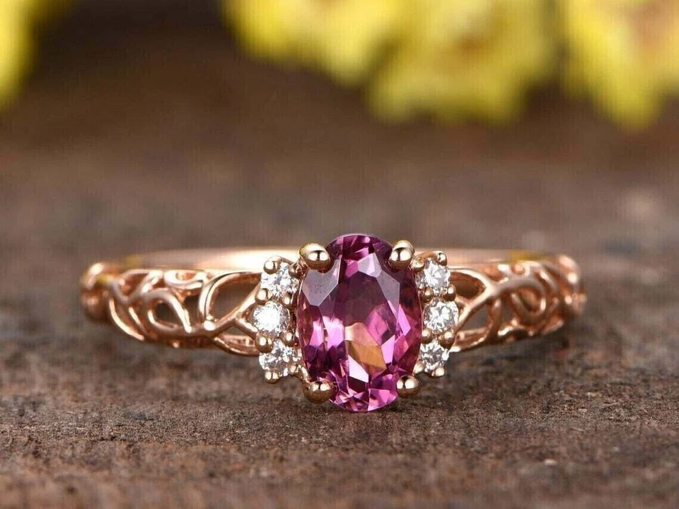 Anillo de compromiso solitario de zafiro rosa moissanita ovalado de 2 quilates enchapado en oro rosa de 14k Foto 1 de 4