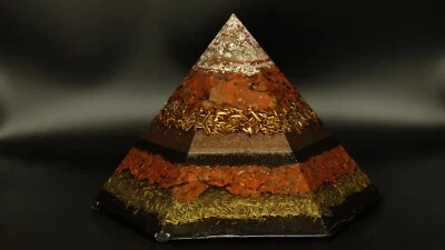 Hexagonale Orgonit Pyramide mit Jaspis Blattsilber und recycelten Metallen  - Bild 1 von 4