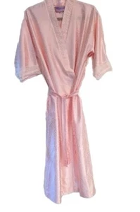 Bata rosa bebé satinada kimona envoltura 3/4 Slv ribete de encaje medio de colección Beth Michaels - Imagen 1 de 19