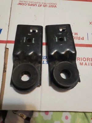 Juego de pares de montaje de soporte superior de radiador Lincoln Town Car 1998-2002 OEM Foto 1 de 2