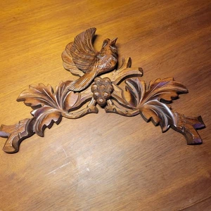 Antiguo Reloj de Cuco Selva Negra Topper Madera Anhelado a Mano Pájaro Ojo Rojo Salvamento  - Imagen 1 de 17