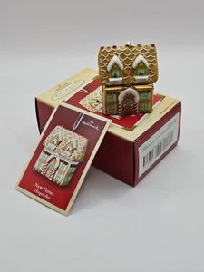 Decorazione albero di Natale Hallmark Keepsake nuova casa scatola incernierata 2002 in scatola  - Foto 1 di 7