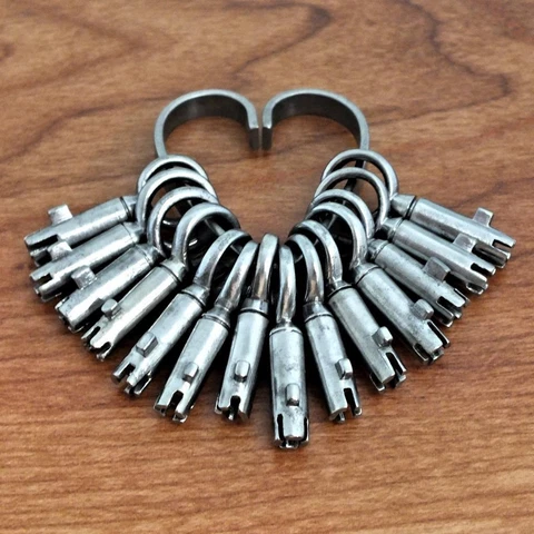 Antique Keys Small BRAMAH Type Key x Fourteen (14) on a HEART Key Ring ref.k915 Cover