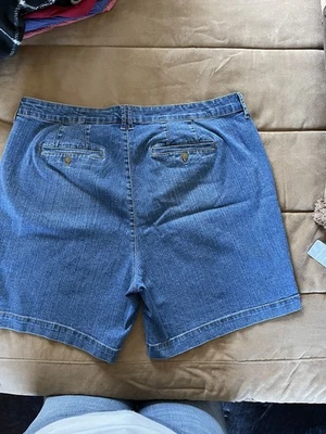 Gloria Vanderbilt Womens Shorts 18W Muted Button Legs - Slimming - Image 1 of 4