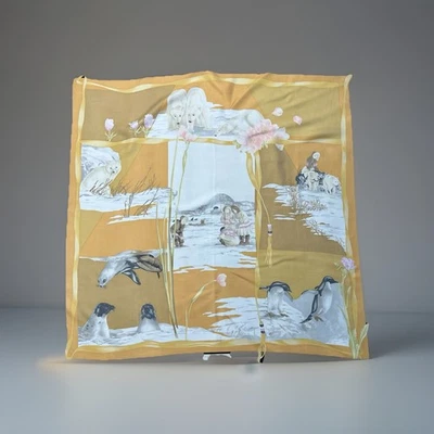 Bufanda de seda amarilla Salvatore Ferragamo osos polares pingüinos leones marinos Italia 34 pulgadas Foto 1 de 4