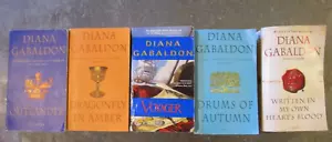 Lot 5 DIANA GABALDON Pb #1-4,8 OUTLANDER, DRAGONFLY IN AMBER, VOYAGER,WRITTEN IN - Picture 1 of 2