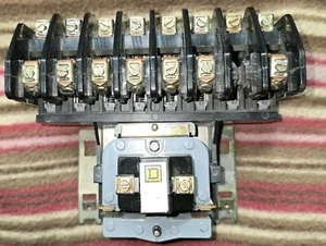 SQUARE D 8903 L080 B ILUMINACIÓN Contactor 20A 250V Motor Control 3 Polos 8903L080B - Imagen 1 de 9