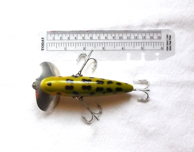 Señuelo de pesca Fred Arbogast Musky Jitterbug de colección Muskie rana de madera 3 ganchos raro Foto 1 de 4