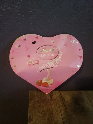 Трюфели Lindt Lindor клубника и кремовый белый шоколад 3 унции в упаковке для сердца - Изображение 1 из 3