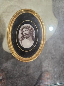 Small Round Gold Frame of Jesus with Thorns around his Head - Picture 1 of 5